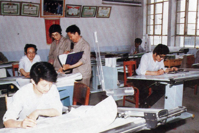 從1984年第一季度到抓管理上登記全面提高企業(yè)素質(zhì)驗(yàn)收前，采取分線檢查、總結(jié)成績(jī)、找出差距、提出措施、限期整改的方法，使各項(xiàng)工作在整頓中鞏固提高，在鞏固提高中進(jìn)行再整頓，再提高。