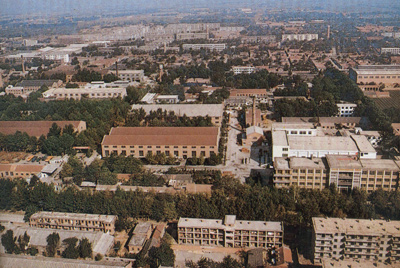 推土機(jī)總廠本部廠區(qū)。山東推土機(jī)總廠建立時(shí)，固定資產(chǎn)原值為2569萬(wàn)元，占地面積為517538平方米，建筑面積為170861平方米。