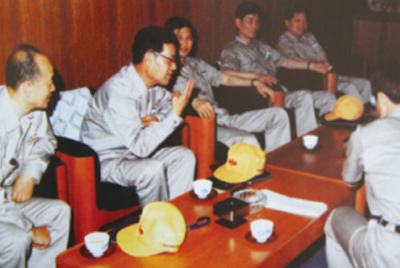 為了學(xué)習(xí)外國(guó)先進(jìn)技術(shù)和管理方法，前往引進(jìn)技術(shù)與設(shè)備的國(guó)家進(jìn)行實(shí)地考察。薛仲光廠長(zhǎng)在日本。