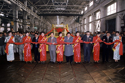 山推股份公司舉行山推牌TY220推土機(jī)5000臺(tái)下線慶典活動(dòng)。