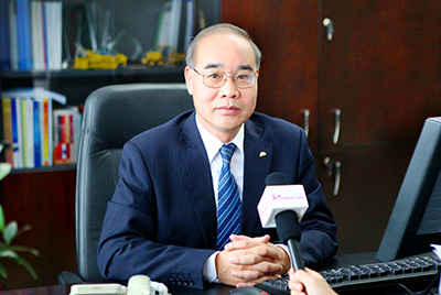 張秀文董事長(zhǎng)在接受中國(guó)山東網(wǎng)專(zhuān)題采訪時(shí)，就公司踐行“厚道魯商”倡樹(shù)行動(dòng)進(jìn)行回答，介紹了山推把“仁義、誠(chéng)信、厚道”的文化精髓融入到生產(chǎn)經(jīng)營(yíng)的全過(guò)程的典型做法和“誠(chéng)敬做產(chǎn)品，誠(chéng)信做企業(yè)”的經(jīng)營(yíng)理念，在工程機(jī)械行業(yè)樹(shù)立起了“厚德堅(jiān)韌”的山東國(guó)企形象