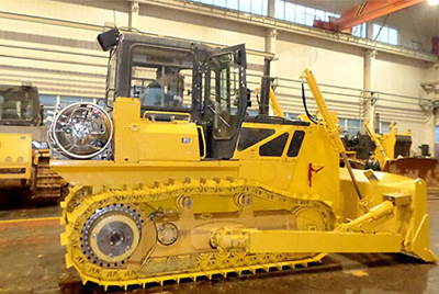 世界上第一臺(tái)燃?xì)庑吐膸酵仆翙C(jī)——SD20-5（LNG）在研究總院新產(chǎn)品試制中心下線。SD20-5（LNG）履帶式推土機(jī)是公司順應(yīng)行業(yè)發(fā)展趨勢(shì)開(kāi)發(fā)的一款節(jié)能、環(huán)保產(chǎn)品，整機(jī)采用天然氣專(zhuān)用發(fā)動(dòng)機(jī)，燃燒后無(wú)積炭，滿足stageIIIA排放，壽命更長(zhǎng)，維修頻率更低。