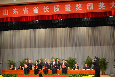 1月11日，山東省第三屆省長(zhǎng)質(zhì)量獎(jiǎng)表彰大會(huì)在山東省政府禮堂召開(kāi)。