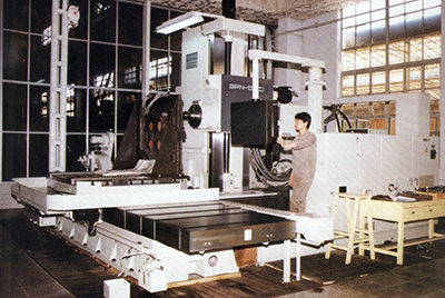 BPN-13B(R4)數(shù)控臥式加工中心。廠房擴(kuò)建加大，設(shè)備填平補(bǔ)齊，增加精、大、稀設(shè)備，新上生產(chǎn)線，提高企業(yè)裝備素質(zhì)，使山推廠成為名副其實(shí)的大馬力推土機(jī)生產(chǎn)廠。